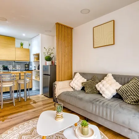 Апартаменты Cocon Parisien Avec Balcon & Parking Prive *